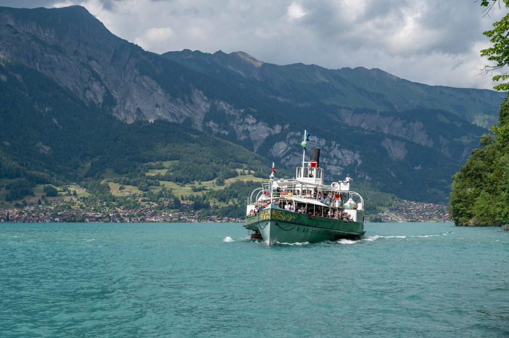 Dampfschiff Lötschberg auf dem Brienzersee. Im Hintergrund Brienz.
