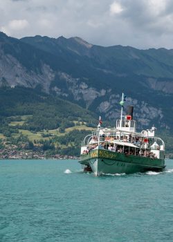 Dampfschiff Lötschberg auf dem Brienzersee. Im Hintergrund Brienz.